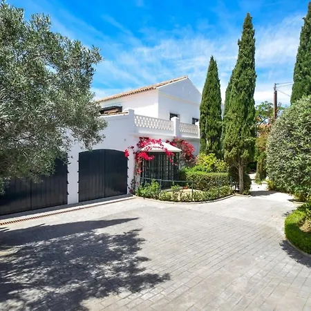 Spacious Andalusian-inspired With Scenic Views Βίλα *