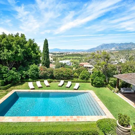 Spacious Andalusian-inspired With Scenic Views ヴィラ