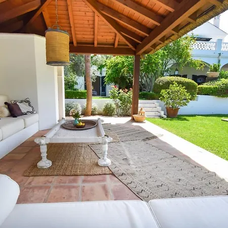 Spacious Andalusian-inspired With Scenic Views מארבלה