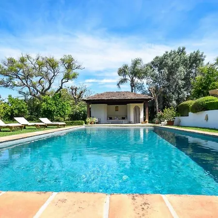 Spacious Andalusian-inspired With Scenic Views マルベーリャ