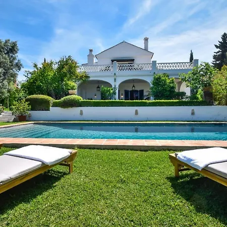 Spacious Andalusian-inspired With Scenic Views マルベーリャ