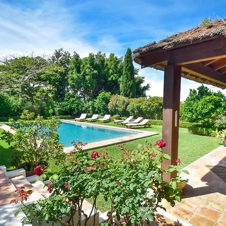 Spacious Andalusian-inspired With Scenic Views ヴィラ