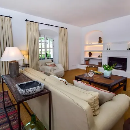 Spacious Andalusian-inspired With Scenic Views ヴィラ *
