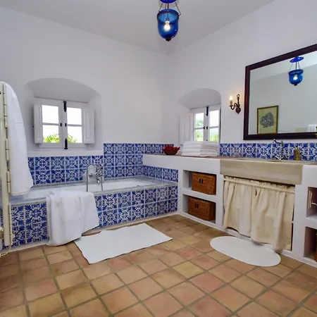 Spacious Andalusian-inspired With Scenic Views ヴィラ *