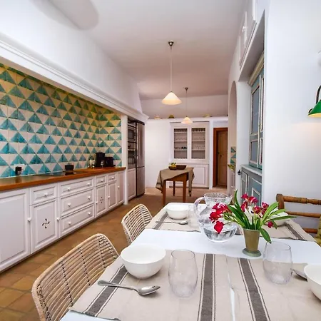 Spacious Andalusian-inspired With Scenic Views ヴィラ *