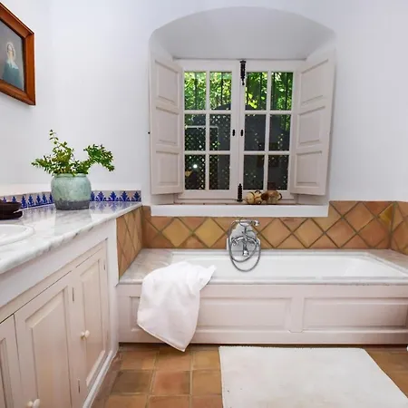 ヴィラ Spacious Andalusian-inspired With Scenic Views *
