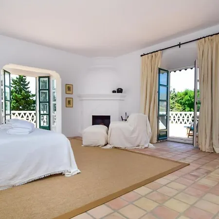 Spacious Andalusian-inspired With Scenic Views マルベーリャ