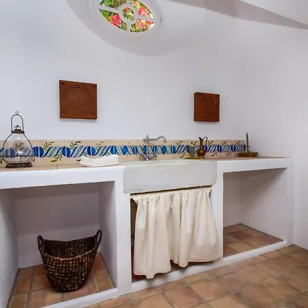 Spacious Andalusian-inspired With Scenic Views ヴィラ