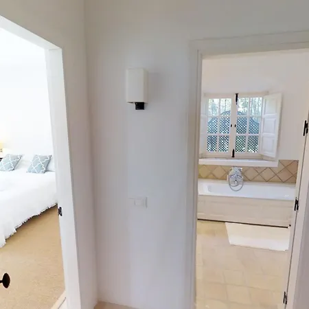 וילה Spacious Andalusian-inspired With Scenic Views