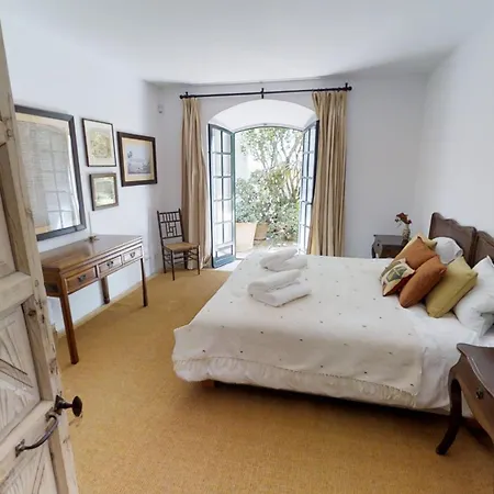 Spacious Andalusian-inspired With Scenic Views ヴィラ