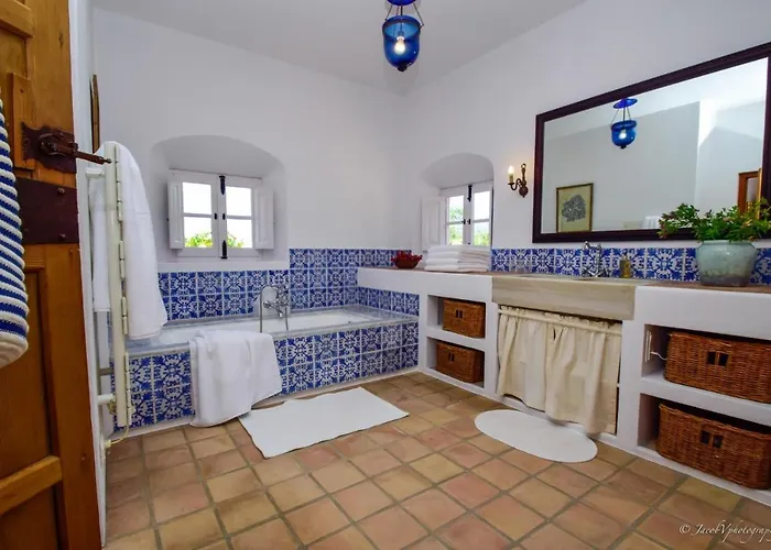 Spacious Andalusian-inspired With Scenic Views Willa *