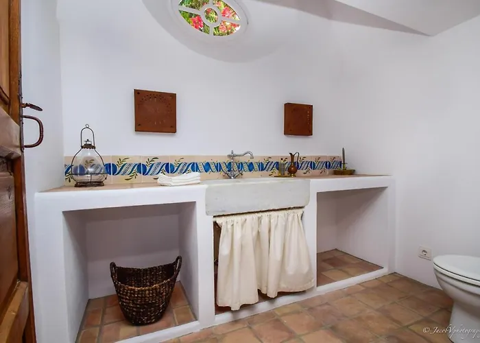 Spacious Andalusian-inspired With Scenic Views Willa