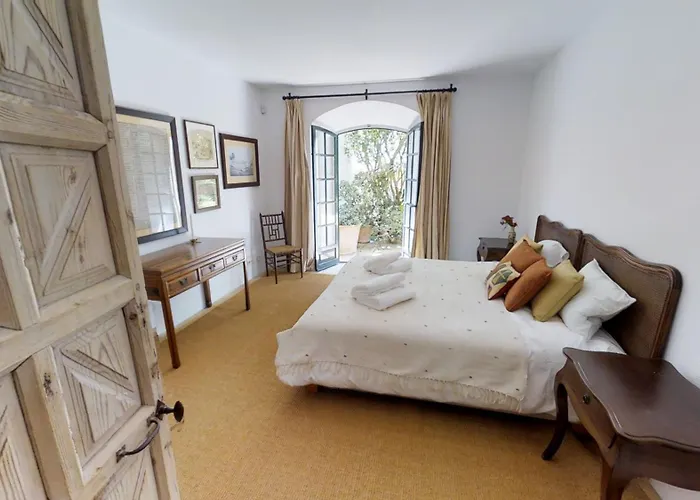 Spacious Andalusian-inspired With Scenic Views Willa