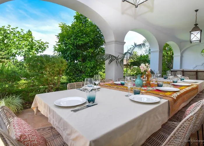 Villa Spacious Andalusian-inspired With Scenic Views