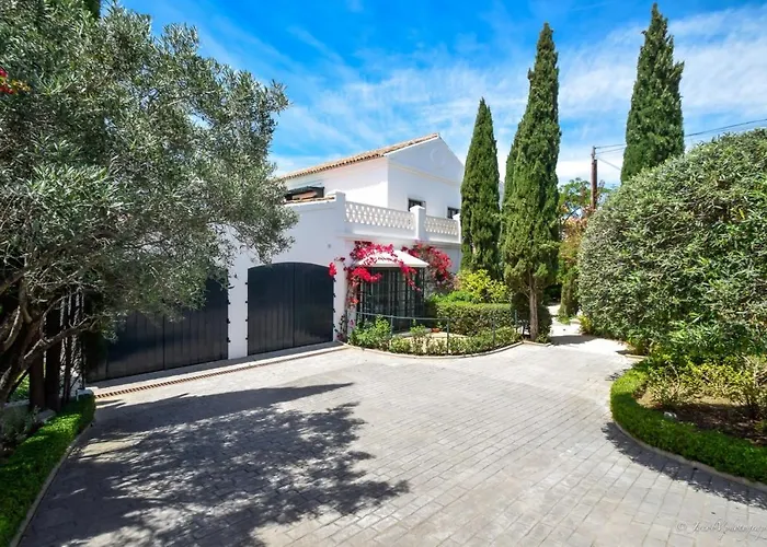 Spacious Andalusian-inspired With Scenic Views Villa *