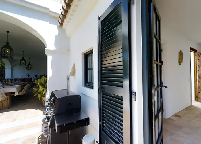 Villa Spacious Andalusian-inspired With Scenic Views