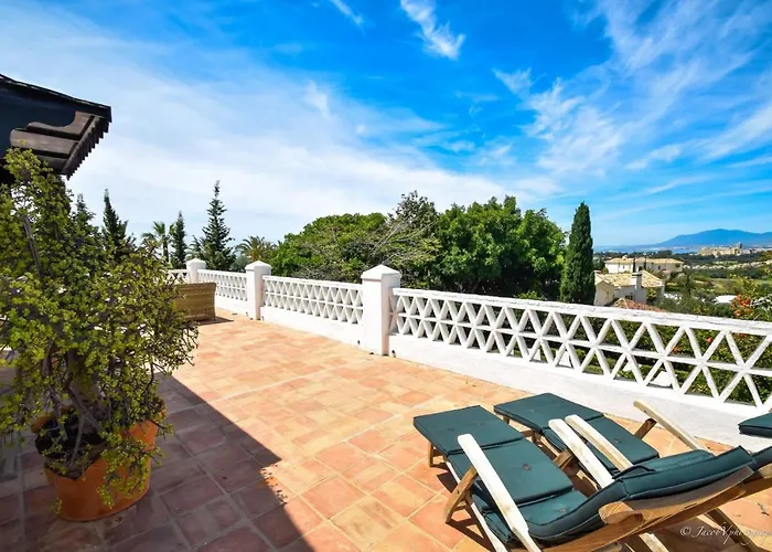 Villa Spacious Andalusian-inspired With Scenic Views